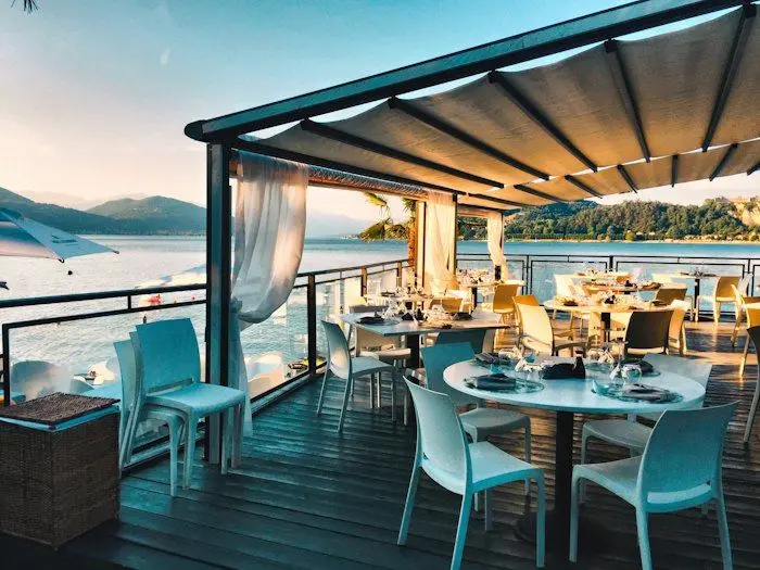 Une terrasse au bord d'un lac